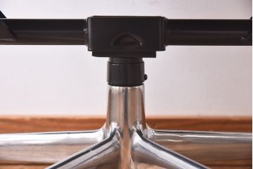 中古　美品　Hermanmiller(ハーマンミラー社)　イームズアルミナムグループ　本革　キャスター付き　洗練されたデザインが魅力的なマネジメントチェア(レザー、オフィスチェア、アームチェア、椅子)(定価約30万円)(R-027204)