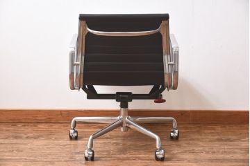 中古　美品　Hermanmiller(ハーマンミラー社)　イームズアルミナムグループ　本革　キャスター付き　洗練されたデザインが魅力的なマネジメントチェア(レザー、オフィスチェア、アームチェア、椅子)(定価約30万円)(R-027204)