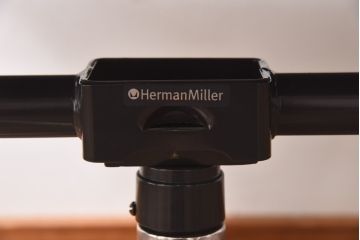 中古　美品　Hermanmiller(ハーマンミラー社)　イームズアルミナムグループ　本革　キャスター付き　洗練されたデザインが魅力的なマネジメントチェア(レザー、オフィスチェア、アームチェア、椅子)(定価約30万円)(R-027204)