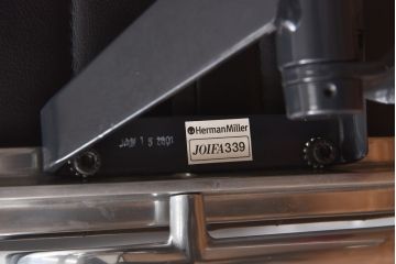 中古　美品　Hermanmiller(ハーマンミラー社)　イームズアルミナムグループ　本革　キャスター付き　洗練されたデザインが魅力的なマネジメントチェア(レザー、オフィスチェア、アームチェア、椅子)(定価約30万円)(R-027204)