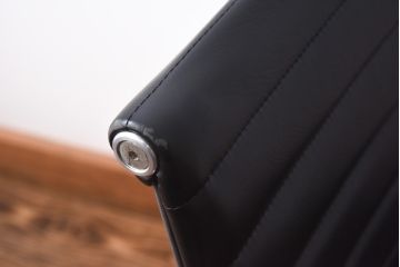 中古　美品　Hermanmiller(ハーマンミラー社)　イームズアルミナムグループ　本革　キャスター付き　洗練されたデザインが魅力的なマネジメントチェア(レザー、オフィスチェア、アームチェア、椅子)(定価約30万円)(R-027205)