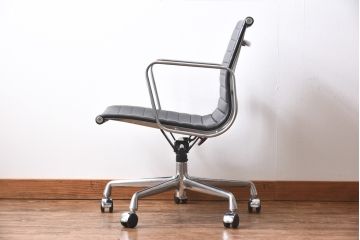 中古　美品　Hermanmiller(ハーマンミラー社)　イームズアルミナムグループ　本革　キャスター付き　洗練されたデザインが魅力的なマネジメントチェア(レザー、オフィスチェア、アームチェア、椅子)(定価約30万円)(R-027205)