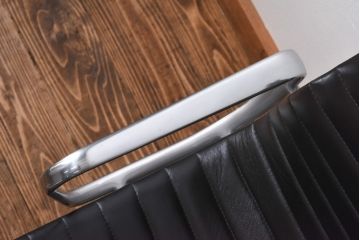中古　美品　Hermanmiller(ハーマンミラー社)　イームズアルミナムグループ　本革　キャスター付き　洗練されたデザインが魅力的なマネジメントチェア(レザー、オフィスチェア、アームチェア、椅子)(定価約30万円)(R-027205)