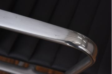 中古　美品　Hermanmiller(ハーマンミラー社)　イームズアルミナムグループ　本革　キャスター付き　洗練されたデザインが魅力的なマネジメントチェア(レザー、オフィスチェア、アームチェア、椅子)(定価約30万円)(R-027205)