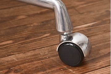 中古　美品　Hermanmiller(ハーマンミラー社)　イームズアルミナムグループ　本革　キャスター付き　洗練されたデザインが魅力的なマネジメントチェア(レザー、オフィスチェア、アームチェア、椅子)(定価約30万円)(R-027205)