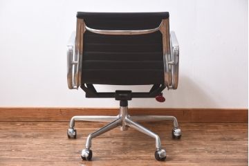中古　美品　Hermanmiller(ハーマンミラー社)　イームズアルミナムグループ　本革　キャスター付き　洗練されたデザインが魅力的なマネジメントチェア(レザー、オフィスチェア、アームチェア、椅子)(定価約30万円)(R-027205)
