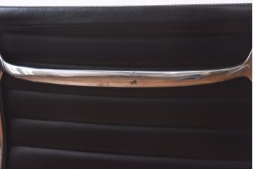 中古　美品　Hermanmiller(ハーマンミラー社)　イームズアルミナムグループ　本革　キャスター付き　洗練されたデザインが魅力的なマネジメントチェア(レザー、オフィスチェア、アームチェア、椅子)(定価約30万円)(R-027205)