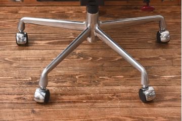 中古　美品　Hermanmiller(ハーマンミラー社)　イームズアルミナムグループ　本革　キャスター付き　洗練されたデザインが魅力的なマネジメントチェア(レザー、オフィスチェア、アームチェア、椅子)(定価約30万円)(R-027205)