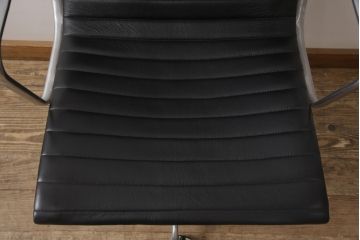 中古　美品　Hermanmiller(ハーマンミラー社)　イームズアルミナムグループ　本革　キャスター付き　洗練されたデザインが魅力的なマネジメントチェア(レザー、オフィスチェア、アームチェア、椅子)(定価約30万円)(R-027206)