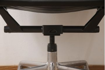 中古　美品　Hermanmiller(ハーマンミラー社)　イームズアルミナムグループ　本革　キャスター付き　洗練されたデザインが魅力的なマネジメントチェア(レザー、オフィスチェア、アームチェア、椅子)(定価約30万円)(R-027206)