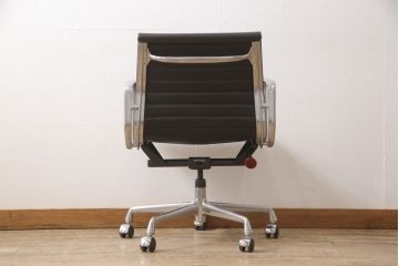 中古　美品　Hermanmiller(ハーマンミラー社)　イームズアルミナムグループ　本革　キャスター付き　洗練されたデザインが魅力的なマネジメントチェア(レザー、オフィスチェア、アームチェア、椅子)(定価約30万円)(R-027206)