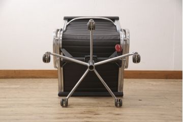 中古　美品　Hermanmiller(ハーマンミラー社)　イームズアルミナムグループ　本革　キャスター付き　洗練されたデザインが魅力的なマネジメントチェア(レザー、オフィスチェア、アームチェア、椅子)(定価約30万円)(R-027206)