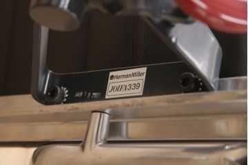 中古　美品　Hermanmiller(ハーマンミラー社)　イームズアルミナムグループ　本革　キャスター付き　洗練されたデザインが魅力的なマネジメントチェア(レザー、オフィスチェア、アームチェア、椅子)(定価約30万円)(R-027206)