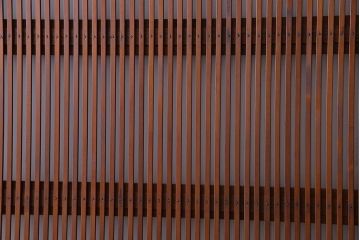 和製アンティーク　明るい木肌が印象的な裏ガラス入り格子戸(引き戸、建具)2枚セット