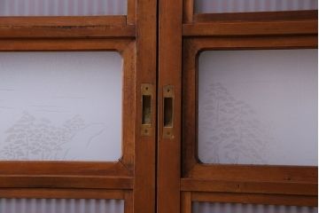 和製アンティーク　明るい木肌が印象的な裏ガラス入り格子戸(引き戸、建具)2枚セット