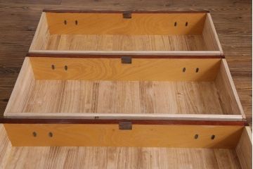 中古　民芸家具　金具が存在感を引き立てる衣装タンス(和タンス、引き出し)