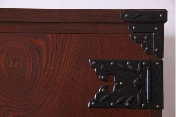 中古　民芸家具　金具が存在感を引き立てる衣装タンス(和タンス、引き出し)