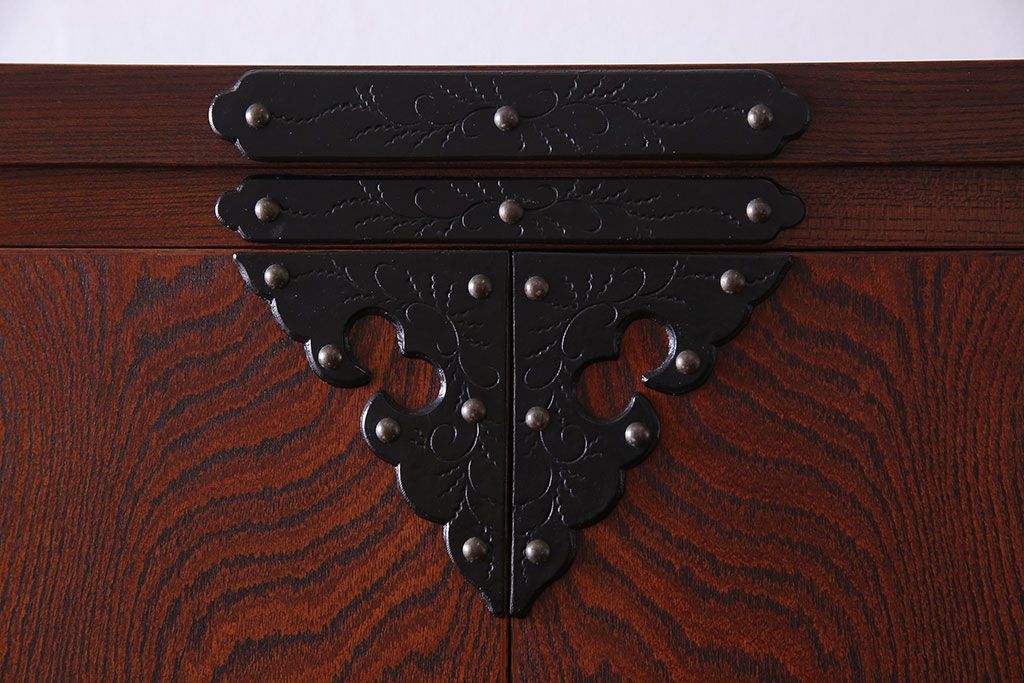 中古　民芸家具　金具が存在感を引き立てる衣装タンス(和タンス、引き出し)