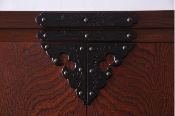 中古　民芸家具　金具が存在感を引き立てる衣装タンス(和タンス、引き出し)