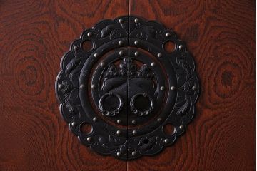 中古　民芸家具　金具が存在感を引き立てる衣装タンス(和タンス、引き出し)