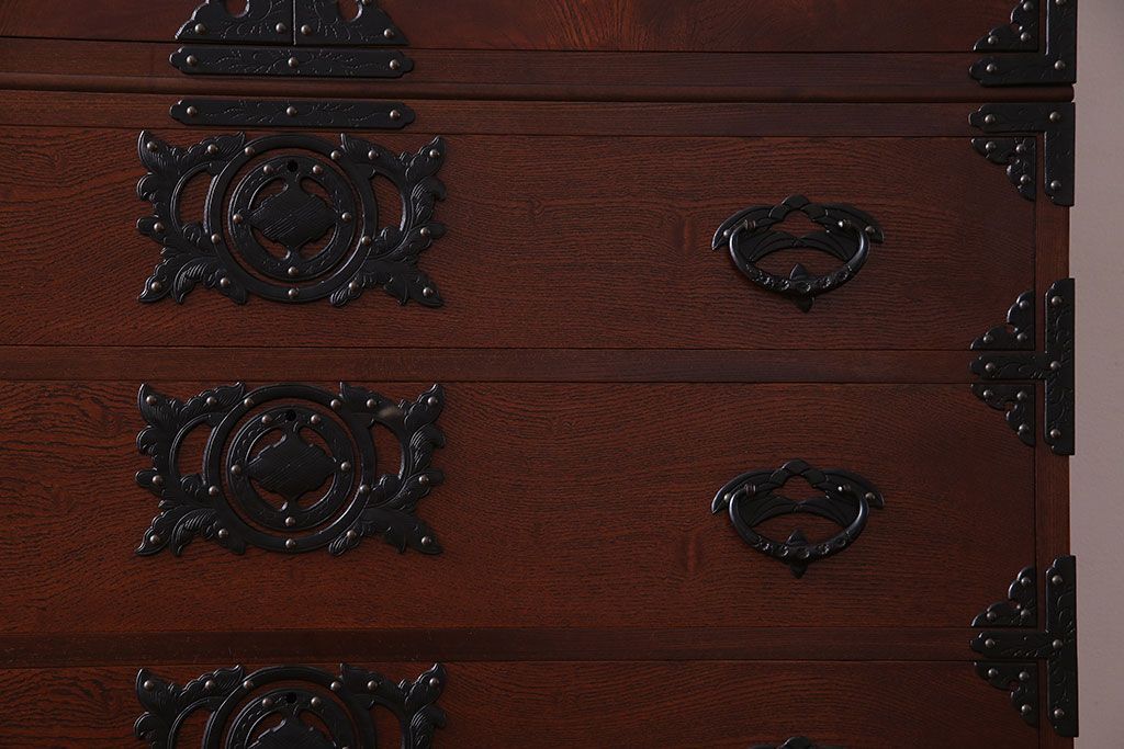 中古　民芸家具　金具が存在感を引き立てる衣装タンス(和タンス、引き出し)