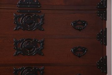 中古　民芸家具　金具が存在感を引き立てる衣装タンス(和タンス、引き出し)