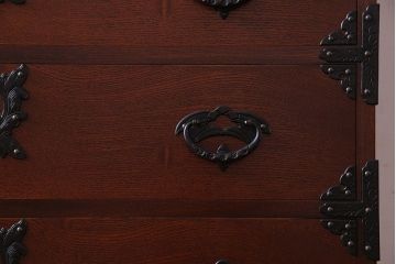 中古　民芸家具　金具が存在感を引き立てる衣装タンス(和タンス、引き出し)