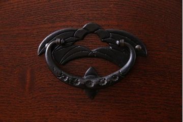 中古　民芸家具　金具が存在感を引き立てる衣装タンス(和タンス、引き出し)