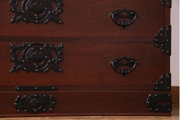 中古　民芸家具　金具が存在感を引き立てる衣装タンス(和タンス、引き出し)