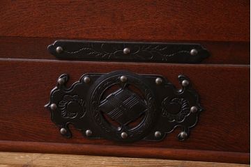 中古　民芸家具　金具が存在感を引き立てる衣装タンス(和タンス、引き出し)