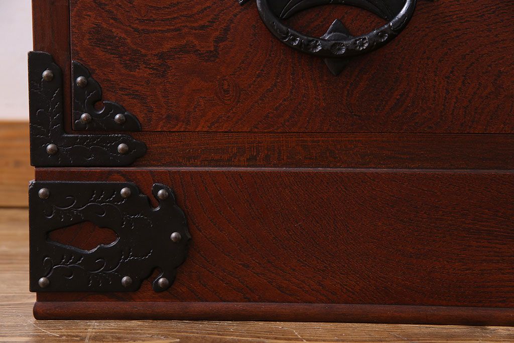 中古　民芸家具　金具が存在感を引き立てる衣装タンス(和タンス、引き出し)