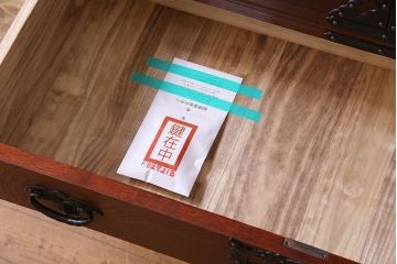 中古　民芸家具　金具が存在感を引き立てる衣装タンス(和タンス、引き出し)