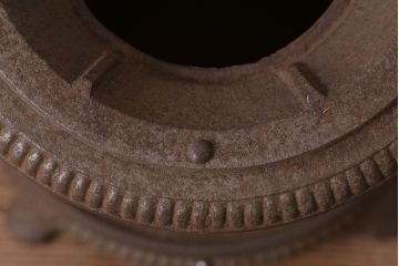 アンティーク雑貨　和製アンティーク　使い込まれた渋さが魅力の小振りなストーブ