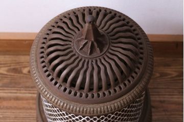 アンティーク雑貨　和製アンティーク　使い込まれた渋さが魅力の小振りなストーブ