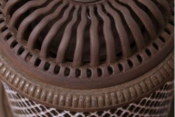 アンティーク雑貨　和製アンティーク　使い込まれた渋さが魅力の小振りなストーブ