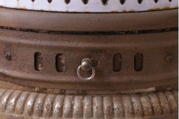 アンティーク雑貨　和製アンティーク　使い込まれた渋さが魅力の小振りなストーブ