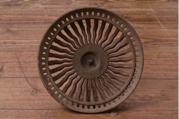 アンティーク雑貨　和製アンティーク　使い込まれた渋さが魅力の小振りなストーブ