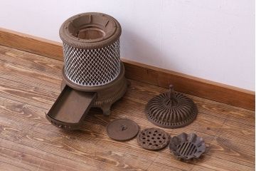 アンティーク雑貨　和製アンティーク　使い込まれた渋さが魅力の小振りなストーブ