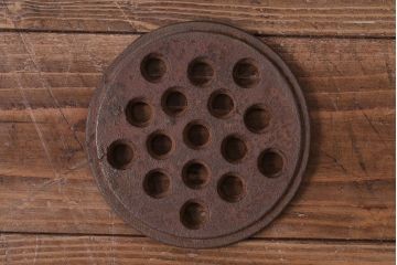 アンティーク雑貨　和製アンティーク　使い込まれた渋さが魅力の小振りなストーブ