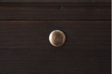 アンティーク家具　和製アンティーク　取っ手がおしゃれな脚付箪笥ローボード(ローチェスト、衣装箪笥)