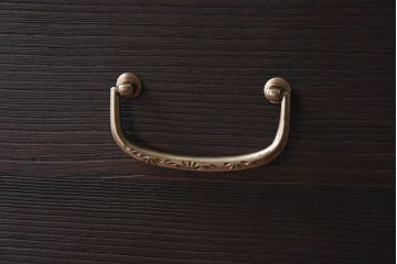 アンティーク家具　和製アンティーク　取っ手がおしゃれな脚付箪笥ローボード(ローチェスト、衣装箪笥)