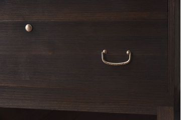 アンティーク家具　和製アンティーク　取っ手がおしゃれな脚付箪笥ローボード(ローチェスト、衣装箪笥)