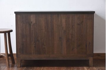 アンティーク家具　和製アンティーク　取っ手がおしゃれな脚付箪笥ローボード(ローチェスト、衣装箪笥)