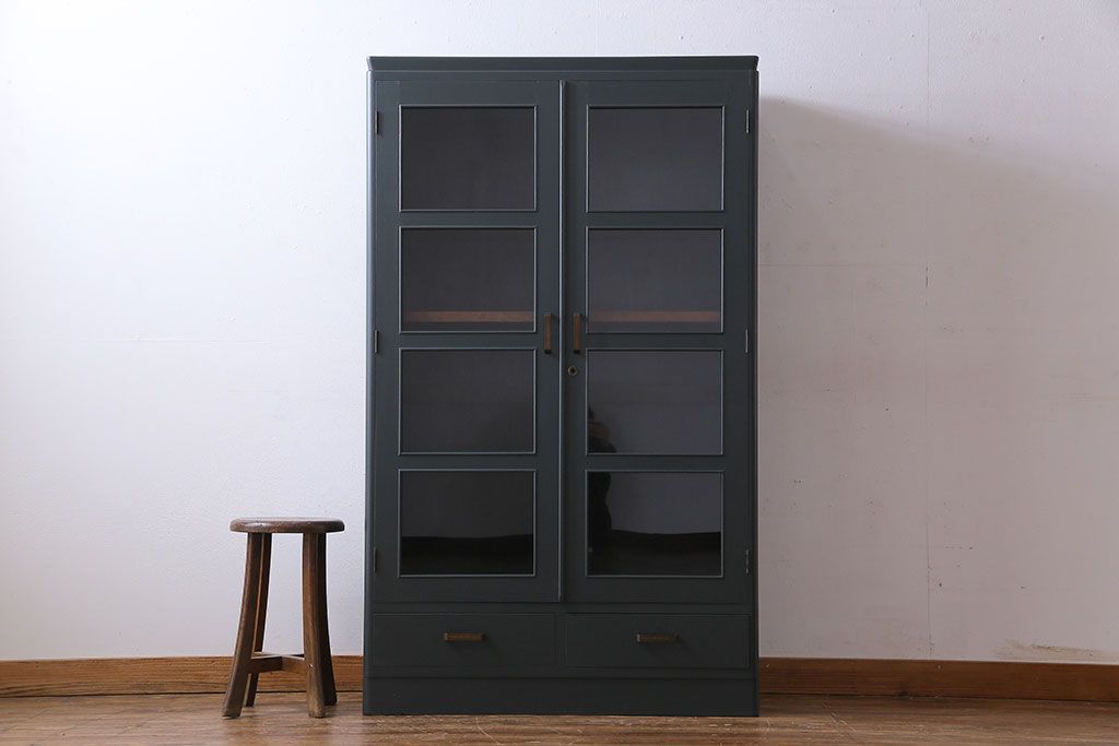 ペイント家具　落ち着いた色合いの扉付き本棚(ブックケース、戸棚、収納棚)