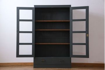 ペイント家具　落ち着いた色合いの扉付き本棚(ブックケース、戸棚、収納棚)