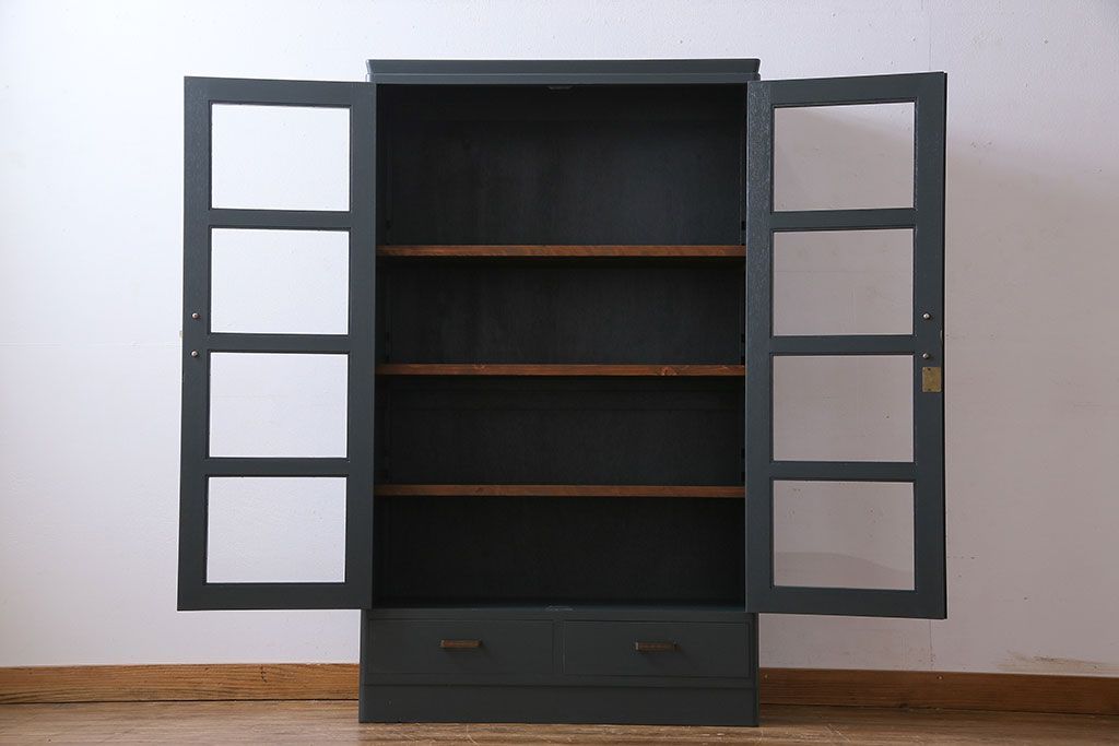 ペイント家具　落ち着いた色合いの扉付き本棚(ブックケース、戸棚、収納棚)