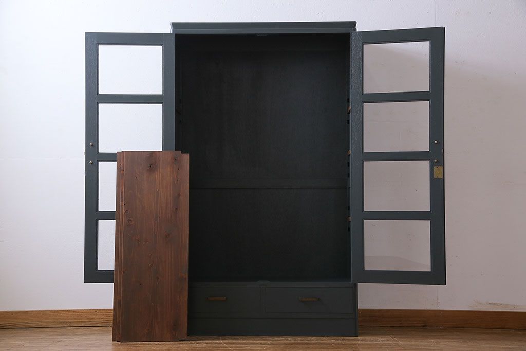 ペイント家具　落ち着いた色合いの扉付き本棚(ブックケース、戸棚、収納棚)