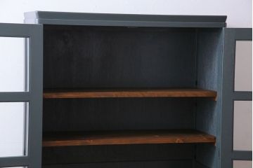 ペイント家具　落ち着いた色合いの扉付き本棚(ブックケース、戸棚、収納棚)