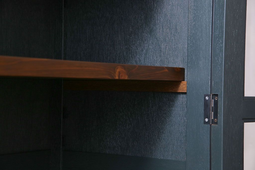 ペイント家具　落ち着いた色合いの扉付き本棚(ブックケース、戸棚、収納棚)