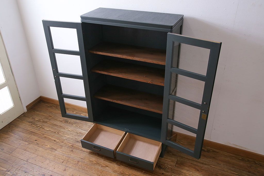 ペイント家具　落ち着いた色合いの扉付き本棚(ブックケース、戸棚、収納棚)